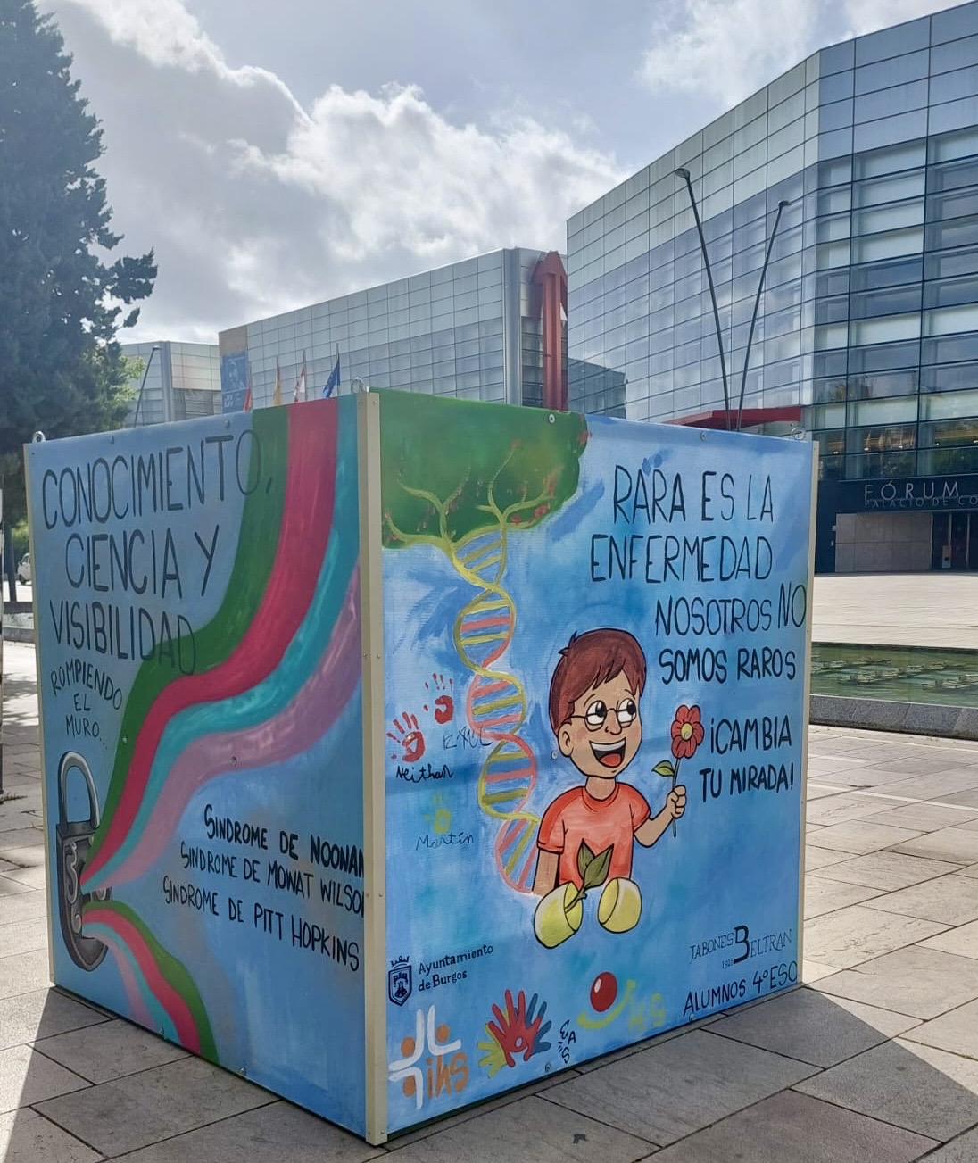 Vista de dos de las caras del cubo realizado por el alumnado de 4º de la ESO del Colegio Blanca de Castilla de Burgos .