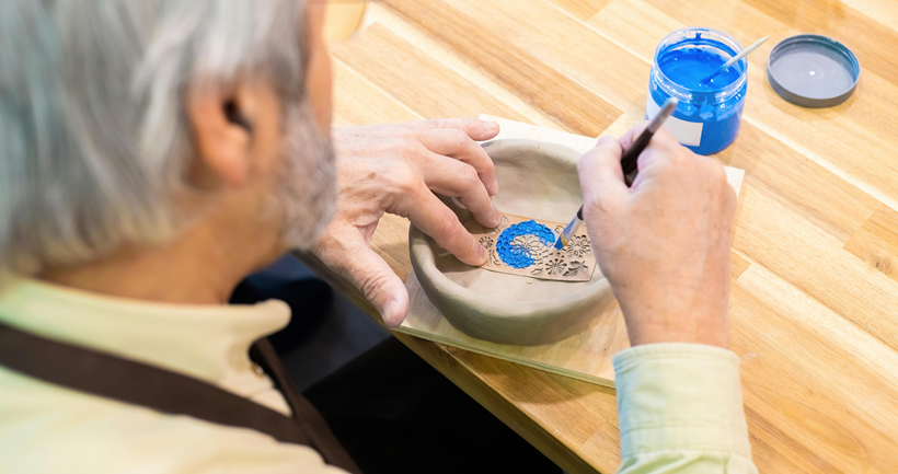 Persona haciendo una manualidad