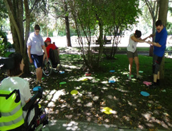 Participantes del 3º Respiro Familiar en actividad de ocio en el Paseo de la isla