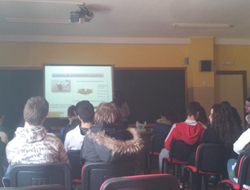 Alunmos del Colegio Marista Liceo Castilla recibiendo la formación en enfermedades raras