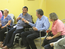 Participantes del respiro familiar en un taller en el Centro