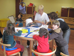 Participantes en el encuentro en el taller de manualidades