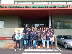 Alumnos del Colegio La Merced en la puerta del Centro