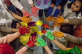 Participantes en la cadena humana celebran el día mundial