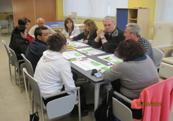 Participantes del encuentro en un taller