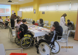 Grupo de jóvenes en un taller de manualidades