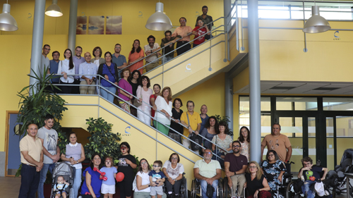 Muchas personas posando a lo largo de una escalera