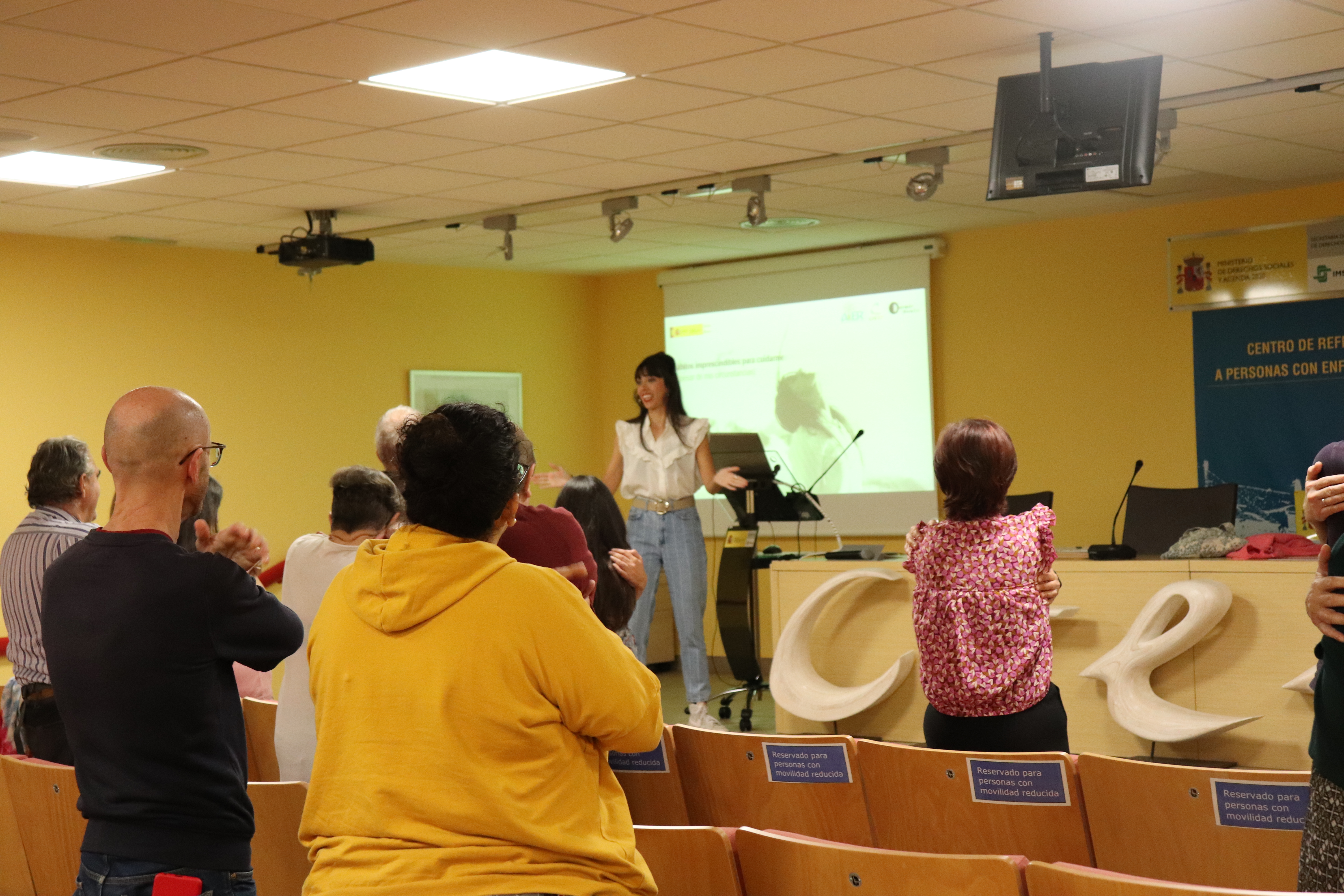 Charla “Hábitos imprescindibles para cuidarme (a pesar de mi circunstancia)”, impartida por Carmen Domínguez, asesora y divulgadora de sueño, bienestar y descanso.