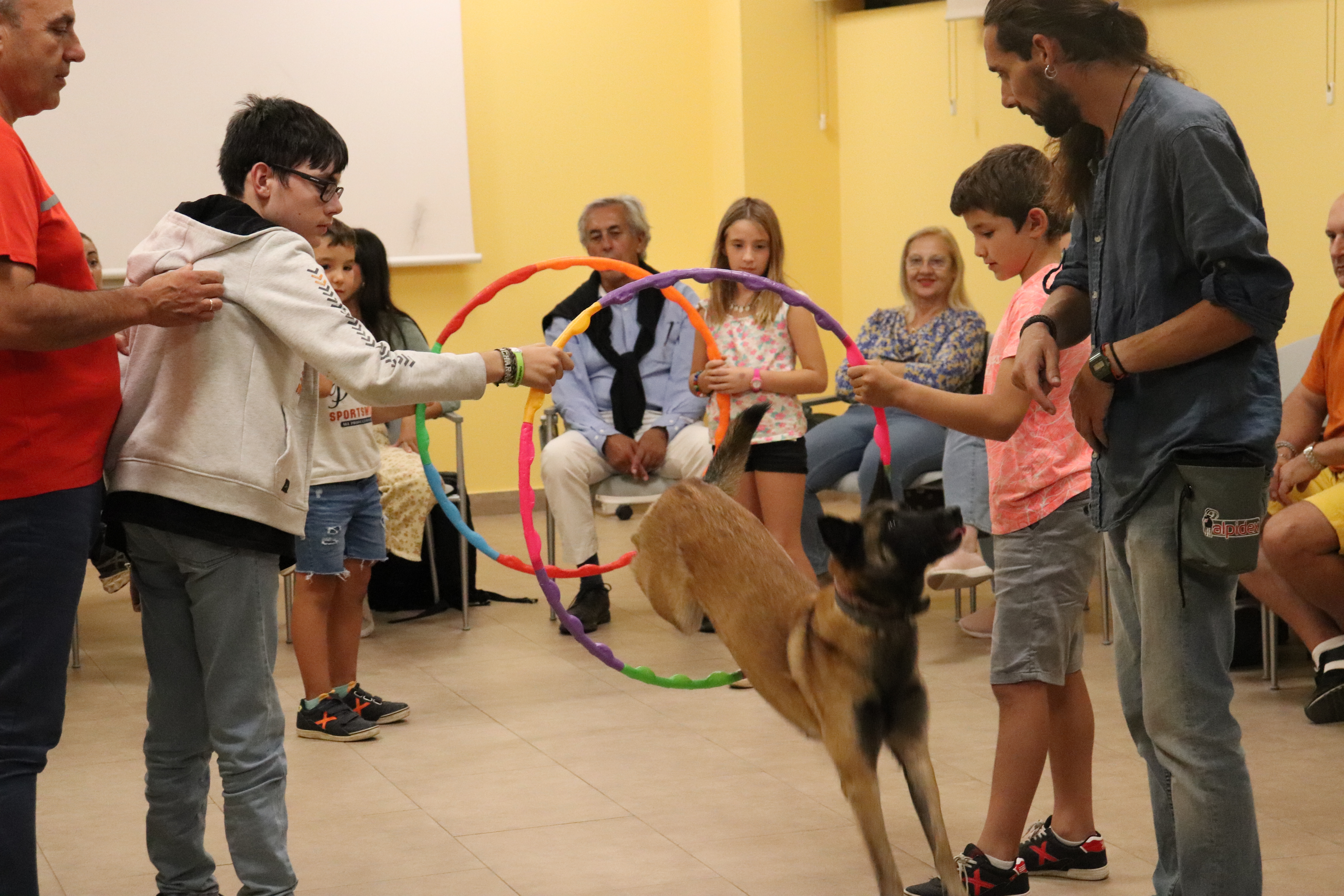 Intervención asistida con perros con la participación de menores.