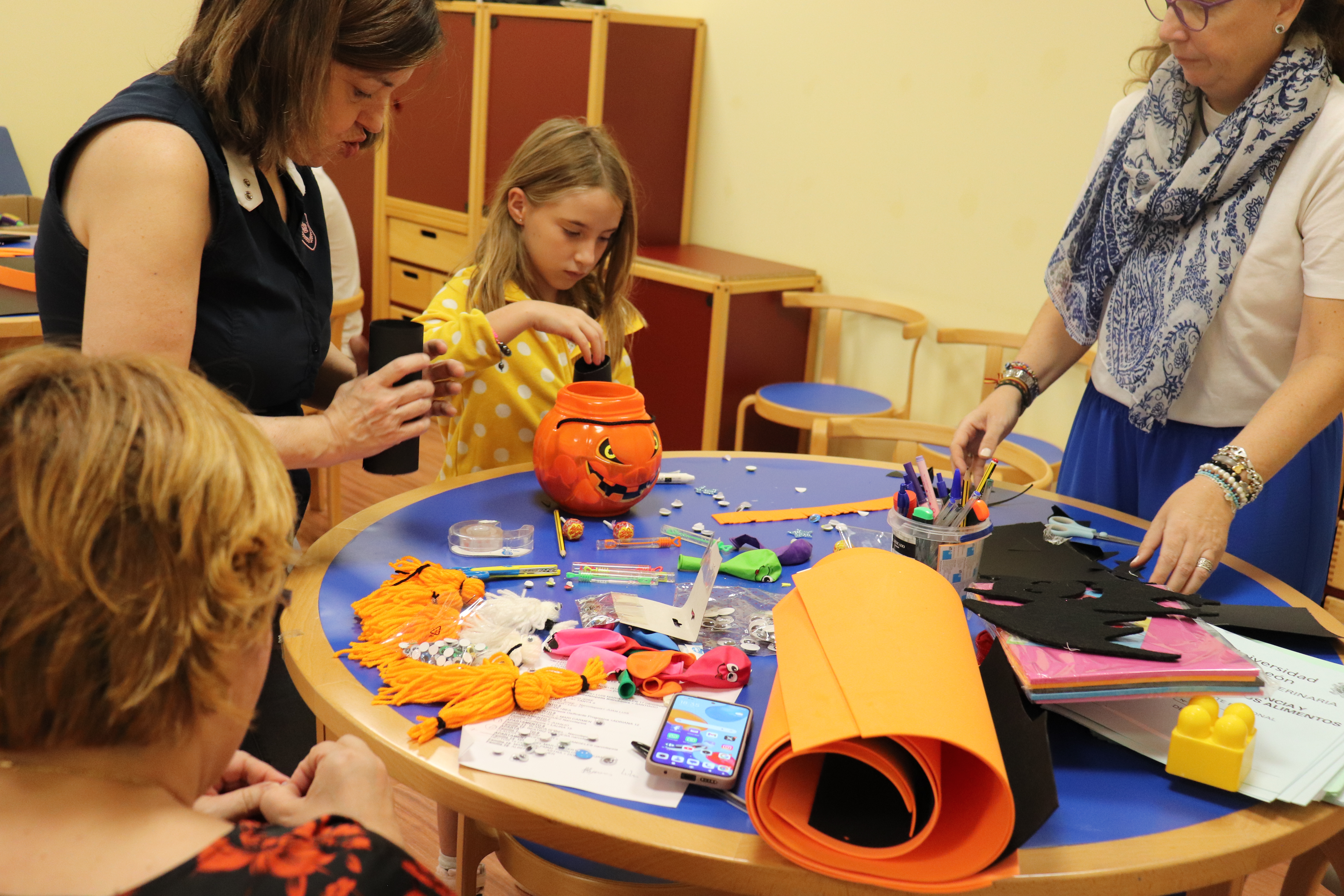 Familias en el taller de manualidades.