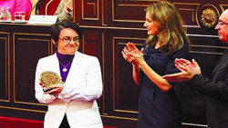 La Directora General del Imserso, Dª Purificación Causapié Lopesino, recibe el premio de manos de la Princesa de Asturias