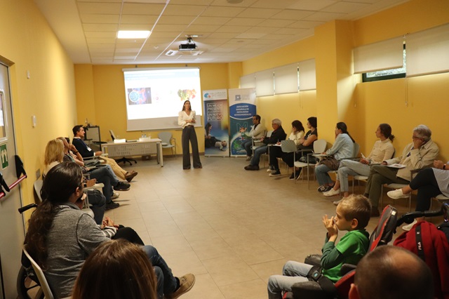 Las familias participan en una charla sobre nutrición.