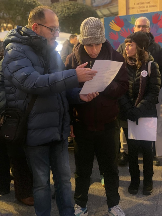 Lectura del manifiesto por personas con una enfermedad rara.