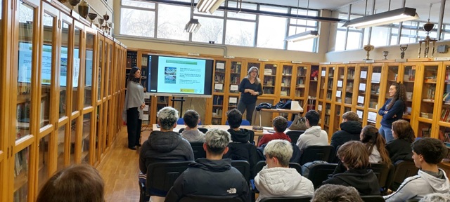 La maestra del Creer con alumnos de 4º de ESO del IES Galileo de Valladolid.