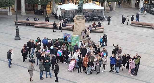 Asistentes a la concentración por el Día Mundial de las Enfermedades Raras en la Plaza Mayor de Burgos.