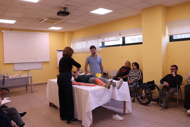 Familias en el taller de inmovilización de fracturas.