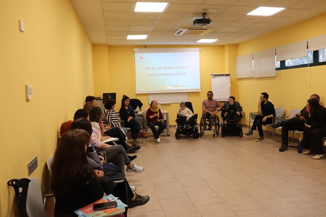Participantes en el taller 'Mesa de experiencias: vida independiente'.