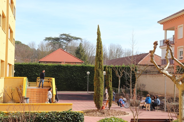 Familias en el exterior del Creer.