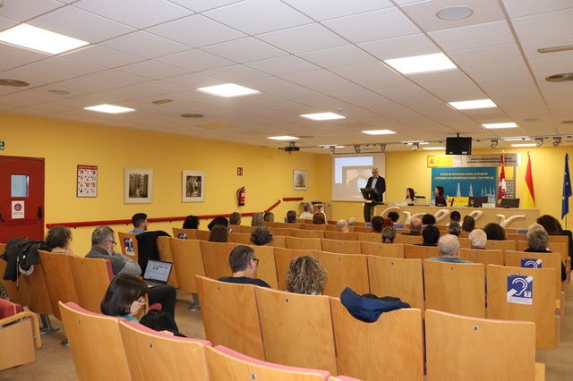 Especialistas imparten la ponencia sobre tratamientos y nuevas investigaciones en el salón de actos del Creer.