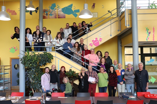 Foto de familia de la Asociación Distonía España (ALDE) en el Creer.