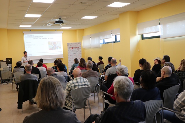 Personas con distonía y familiares en el taller de psicología.