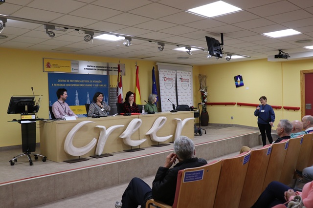 Mesa redonda para compartir experiencias y conclusiones en el salón de actos del Creer.