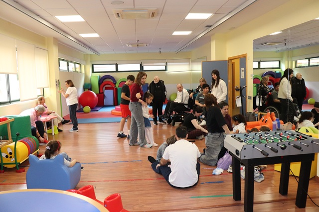 Familias en la sala de psicomotricidad del Creer.