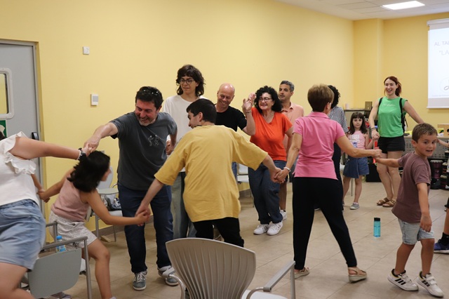 Divertido momento de las familias en el taller de musicoterapia.