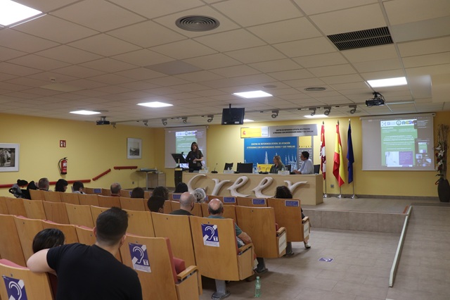 Ponente presenta la campaña de la Semana Mundial Enfermedades Mitocondriales 2026.