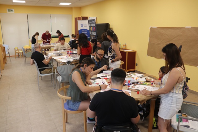 Familias en el taller de manualidades.