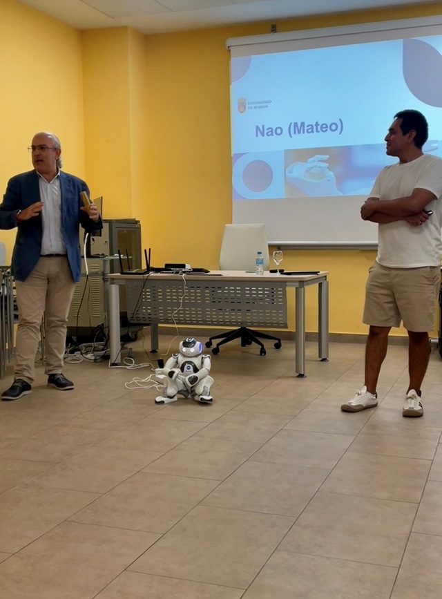 Aitor Aparicio García y J. Hilario Ortiz Huerta, terapeuta ocupacional y profesor de la Universidad de Burgos, en la presentación del robot.