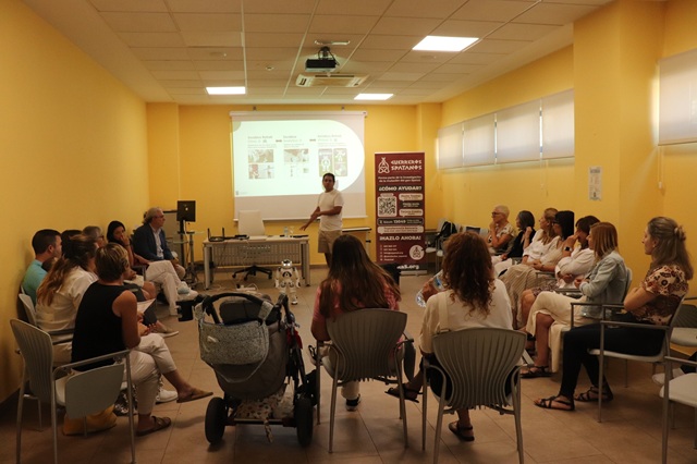 Profesionales y personas usuarias del centro conocen las posibilidades del robot NAO.