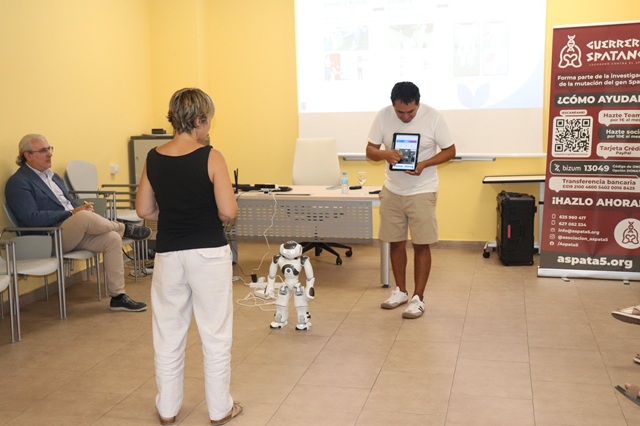Una persona usuaria interactúa con el robot NAO durante la demostración.