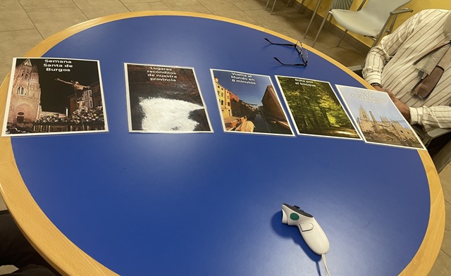Material utilizado durante la actividad de realidad virtual del proyecto social AceRVo, con imágenes de diferentes lugares y experiencias para visitar de forma inmersiva.