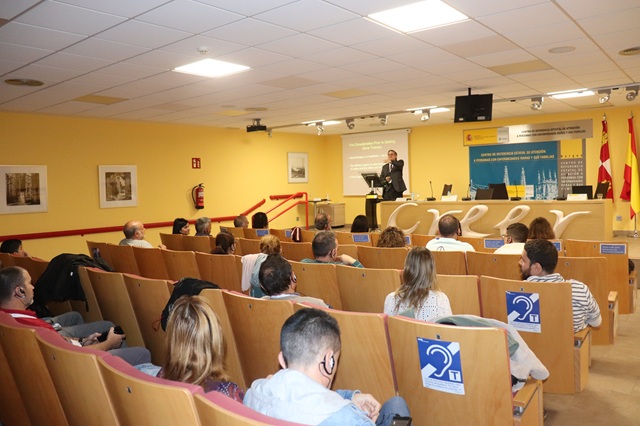 Asistentes a la ponencia sobre terapia génica en el salón de actos del Creer.