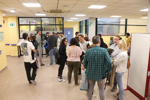 Las familias comparten experiencias de forma distendida.
